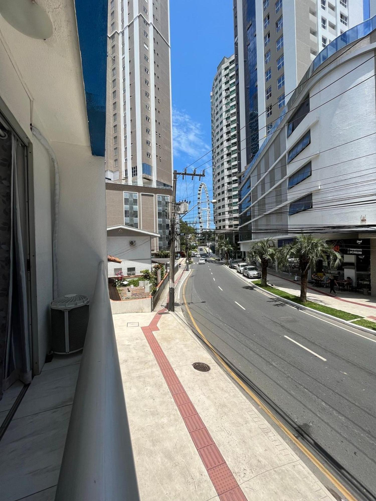 Balneário CamboriúMa01- Kitnet Com Ar | Vista Big Wheel | Garagemアパートメント エクステリア 写真